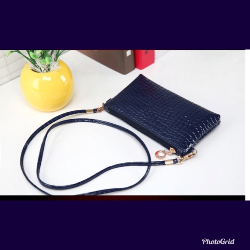 NEW Small B. Angle Blue Alligator Print Purse - Picture 7 of 7